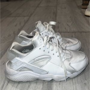 White women Nike air hurrache sneakers